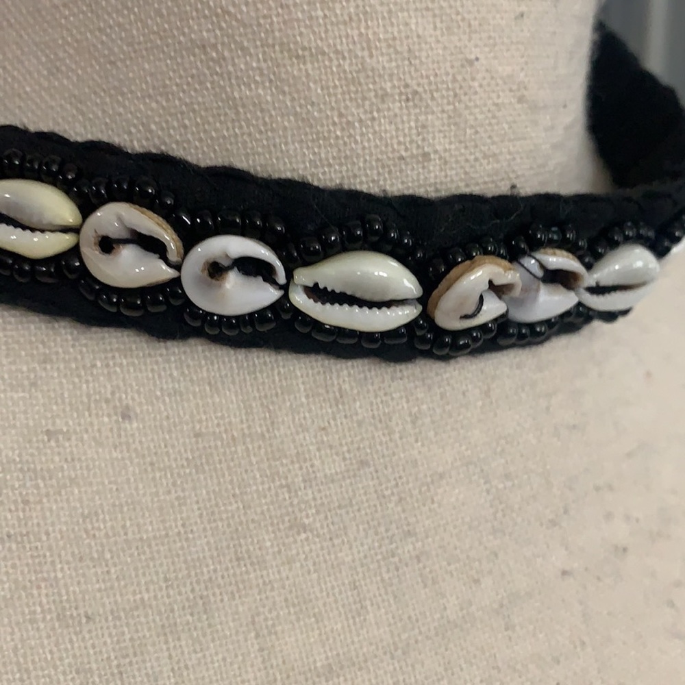 Puka shell and black small bead choker necklace - Picture 3 of 10